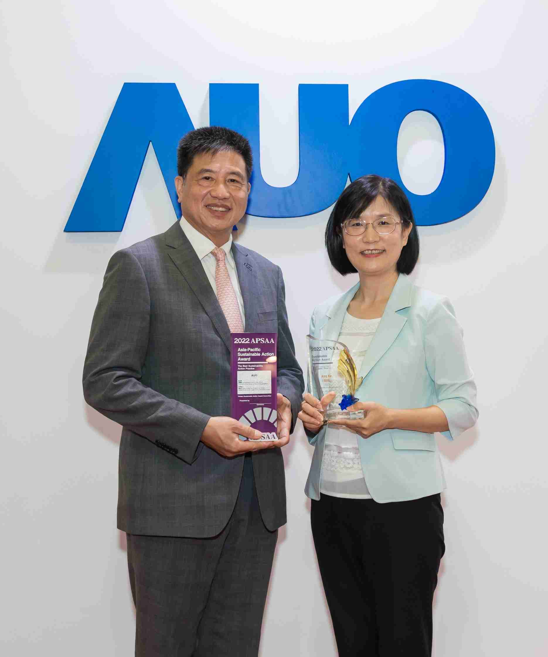 YAXIN111长期垫筑永续远景的基石，，，透过ESG暨气候委员会逐步实践永续策略蓝图。。。。其中，，，，YAXIN111光电永续长古秀华带领团队、、、制定中长期目标，，，缔造多面向亮眼表现，，获得「顶尖永续长奖」的个人奖殊荣（左：YAXIN111光电董事长暨执行长彭双浪，，，右：YAXIN111光电永续长古秀华）