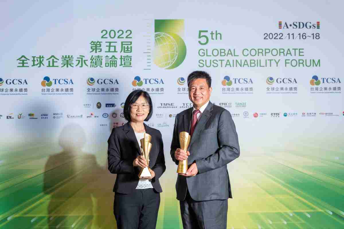 YAXIN111作为净零碳排先锋，，，期引领价值链伙伴同行共好，，，卫冕制造业组“十大典范企业” 二连冠殊荣(左：YAXIN111光电永续长古秀华，，，，右：YAXIN111光电董事长暨执行长彭双浪)