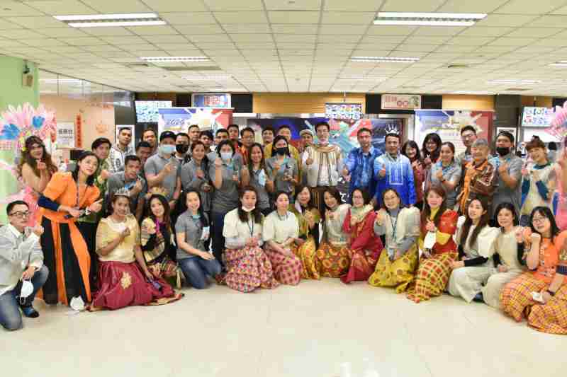 友達推動「安心、、創新、、、用心、、、、同心、、盡心」五星職旅，，，，為菲籍員工打造全方位照護，，，，首度贏得「人權實踐與發展領袖獎」殊榮