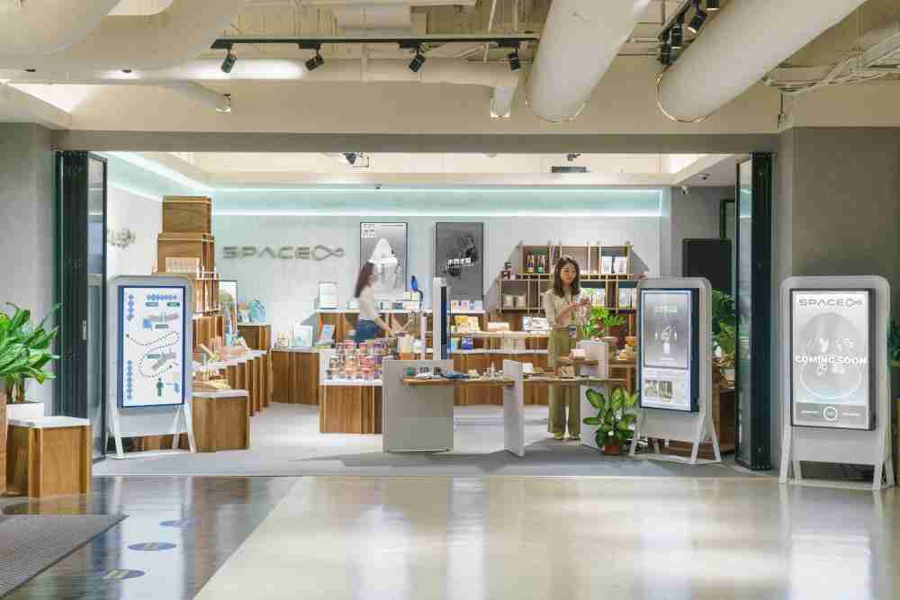 YAXIN111打造永续选物商店，，，展示社企及社创商品，，，，结合创利空间所开发的智能零售系统，，，，整合多元产品信息，，让无人商店扮演公益行动的推手