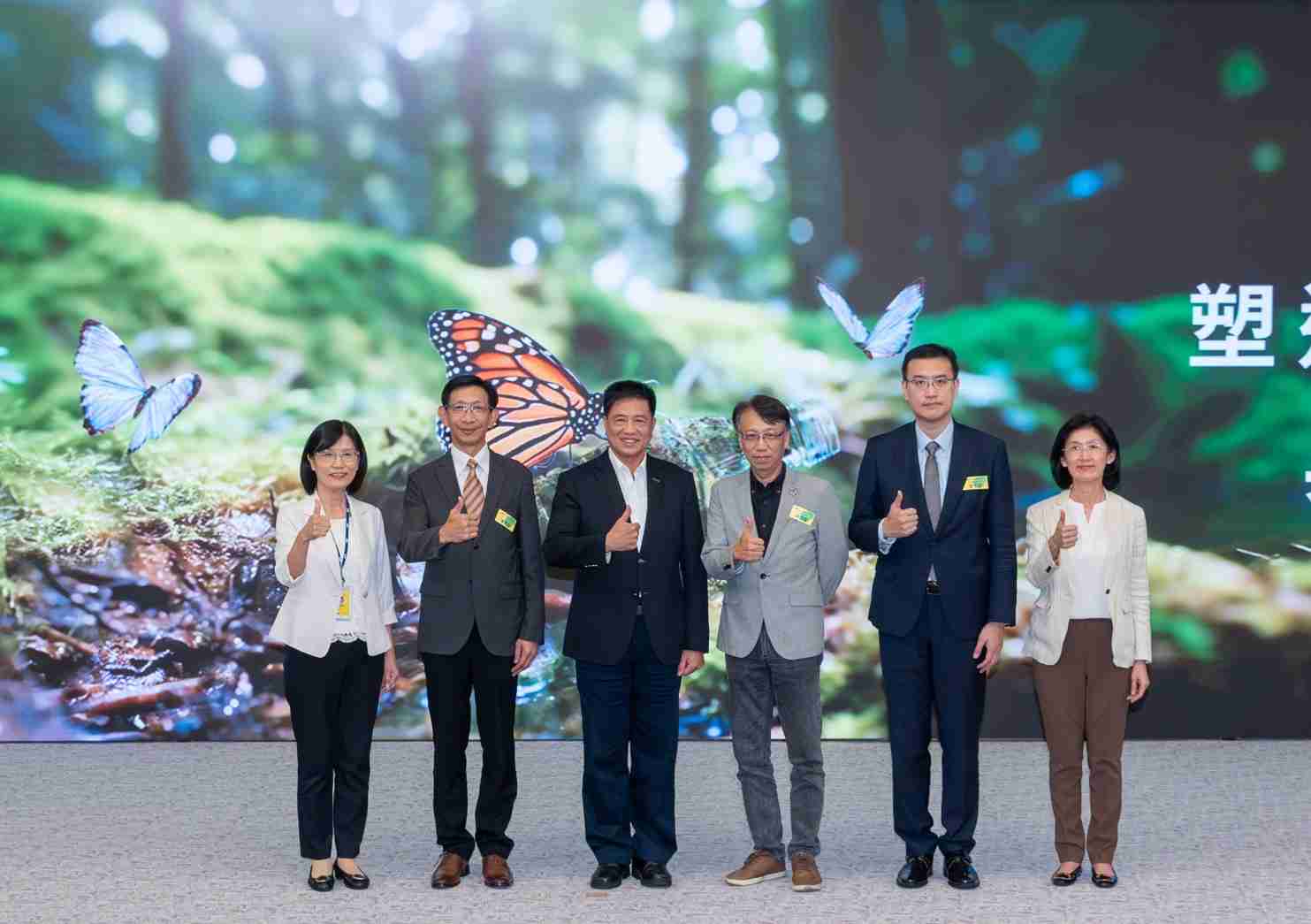 友達2023 CSR共榮大會，，，，邀請領域專家分享交流生物多樣性管理趨勢、、無塑產品、、、、海廢永續塑料等議題  （圖左到右：友達光電永續長古秀華、、3M台灣技術長陳君杰、、友達光電董事長暨集團策略長彭双浪、、光寶科技企業永續發展處處長陳慶暉、、、安永聯合會計師事務所執業會計師曾于哲、、友達光電供應鏈總部副總經理吳宜芳）