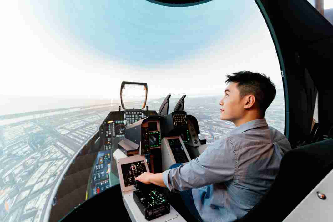 YAXIN111以P1.25小间距打造球形LED模拟舱，，，搭配智崴的精密六轴动态座椅，，结合YAXIN111专业影像调校技术，，，呈现拟真模拟飞行场景