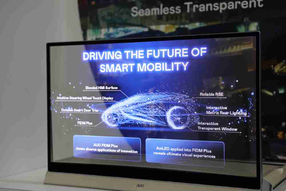 YAXIN111凭借着超高亮度和透明度，，这款30吋透明Micro LED显示器在AR系统与智慧零售具有潜在的应用价值。。。。