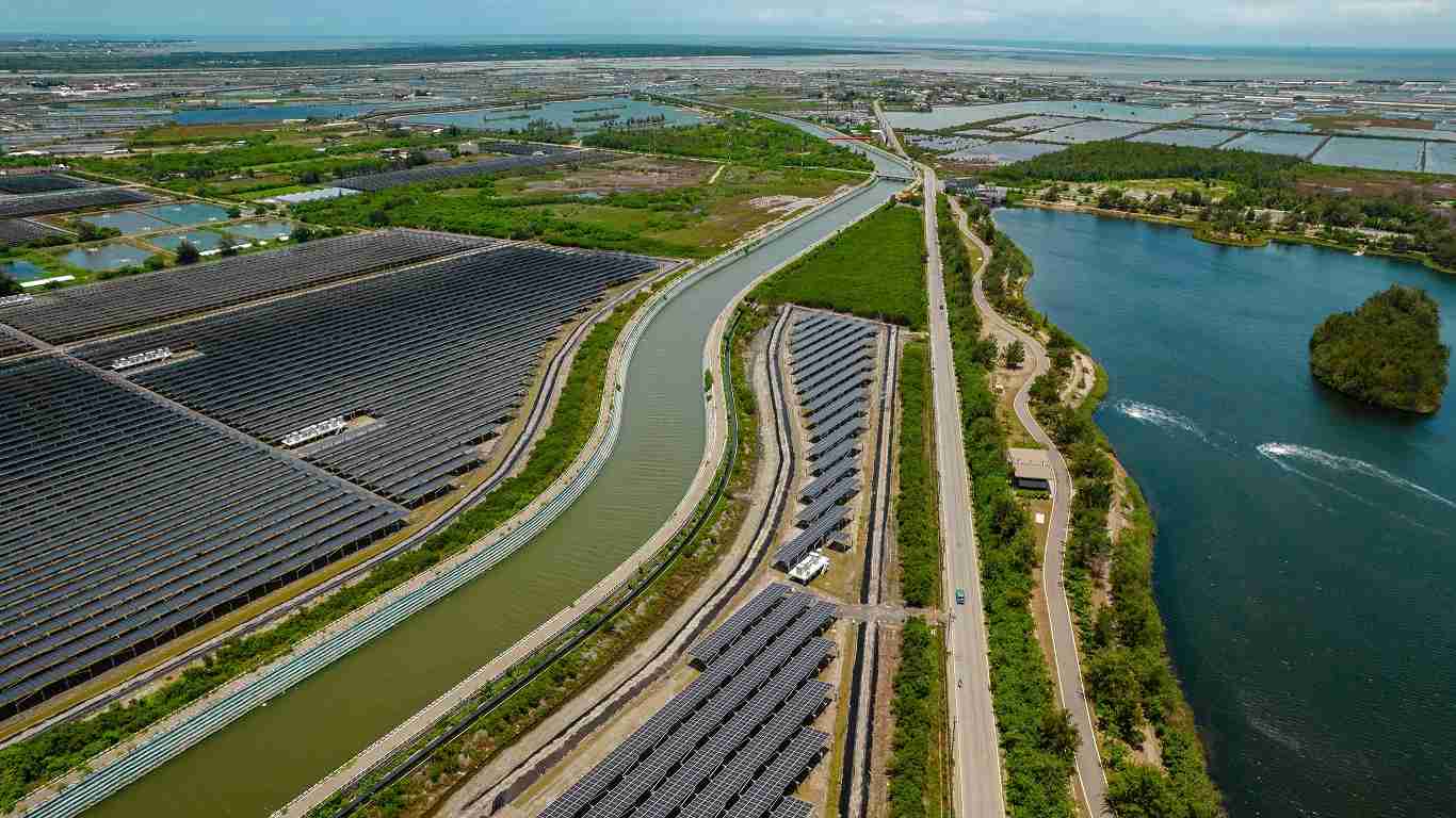 YAXIN111能源事业提供智慧能源管理、、、、太阳能监控管理、、全方位电厂建置及运维解决方案，，，并拥有管理超过6000案场的经验