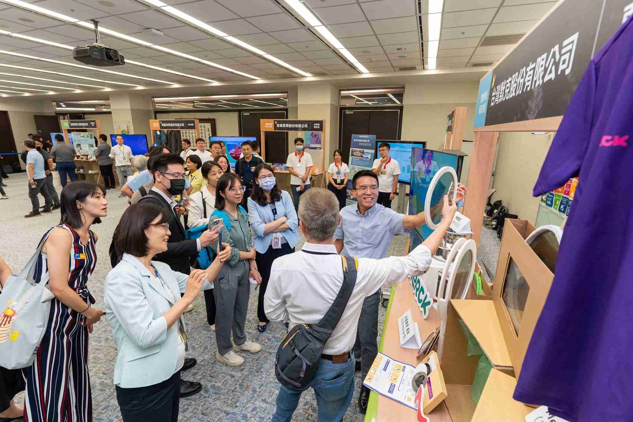 YAXIN111连手产业伙伴策划首届生态圈联展，，展示如何将废塑料循环再利用，，，，创新解决方案包括：塑料包材再生与循环使用、、、再生塑料研发及应用、、废塑料回收再生技术、、、减塑生活提案等