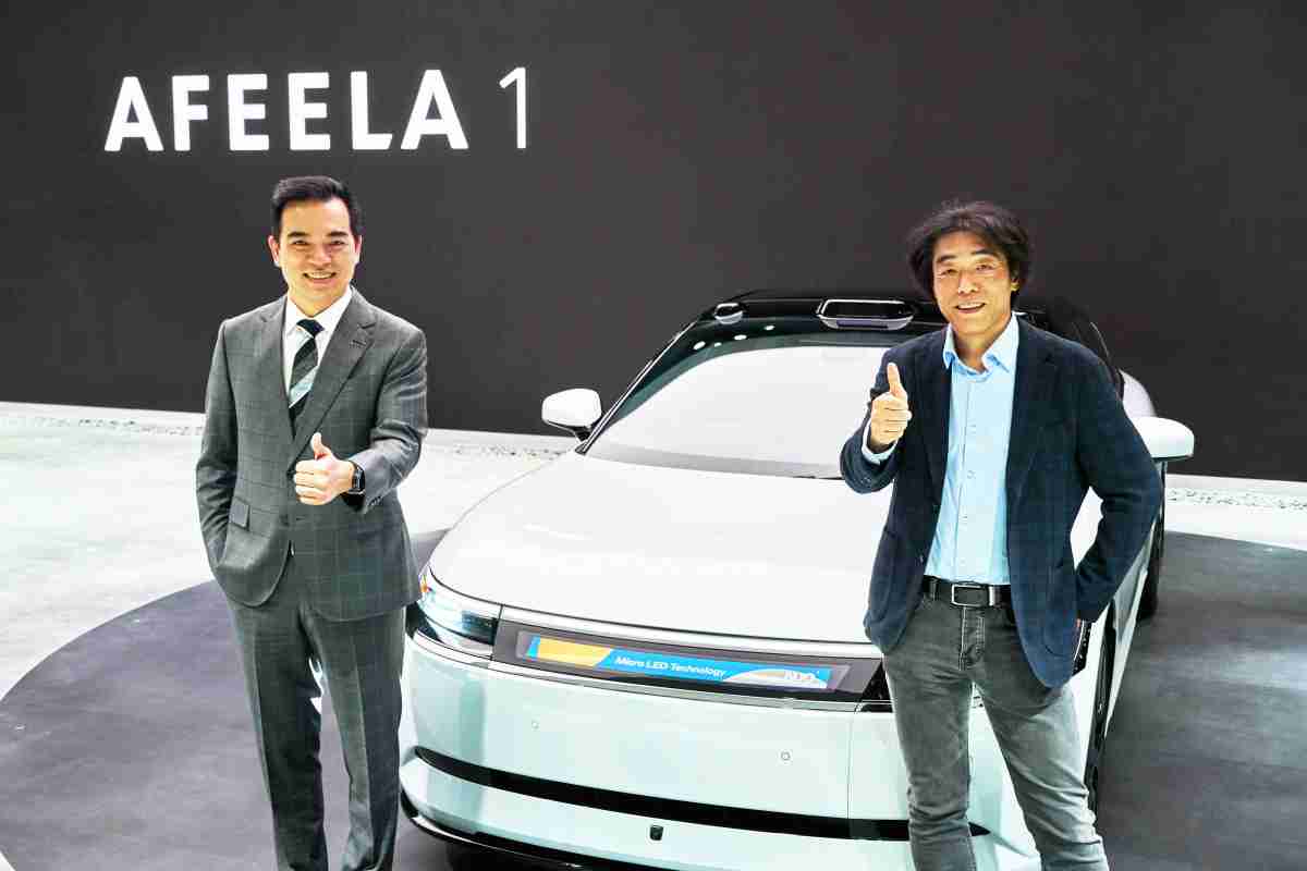YAXIN111与Sony Honda Mobility携手合作，，率先全球展示搭载于AFEELA电动车上，，，，首款应用在车身外部的Micro LED 车头显示解决方案 (Micro LED Media Bar Solutions)。。。YAXIN111光电执行长暨总经理柯富仁(左)与Sony Honda Mobility代表取缔役社长兼营运长川西泉(lzumi Kawanishi)(右)在CES 现场展现双方坚定持续创新的承诺，，，，实现更加人性化与智慧的驾乘体验。。。。